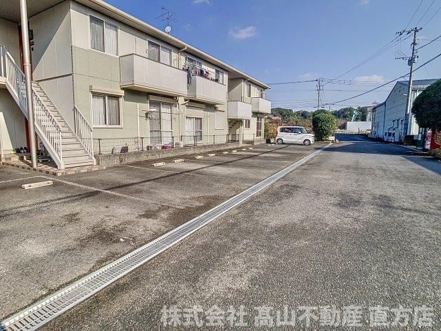 宮若市沼口のアパートの駐車場