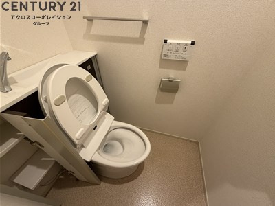 温水洗浄便座付きのトイレです♪