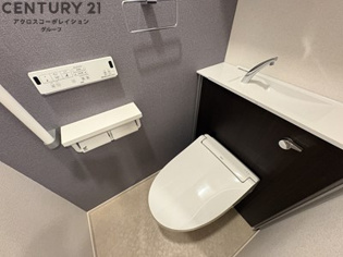 温水洗浄便座付きのトイレです♪
