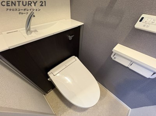 温水洗浄便座付きのトイレです♪