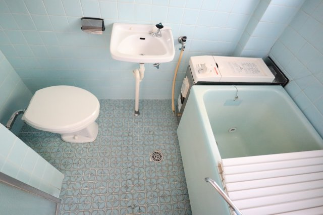 三鷹市井口４丁目のアパートのトイレ|落ち着いた色調のトイレです