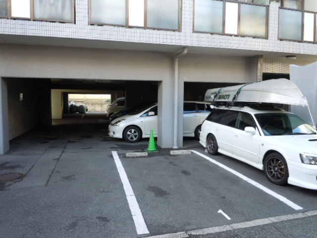 ラヴィ２１の駐車場