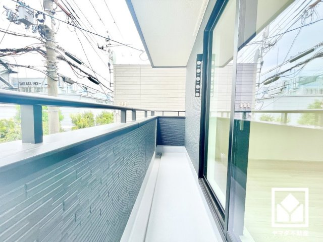 伊丹市藤ノ木１期のバルコニー|東側バルコニーのため、朝日が気持ちよく入り爽やかな一日を始められます。バルコニーを2階と3階に備えており、お洗濯物もたっぷりと干すことができます。
