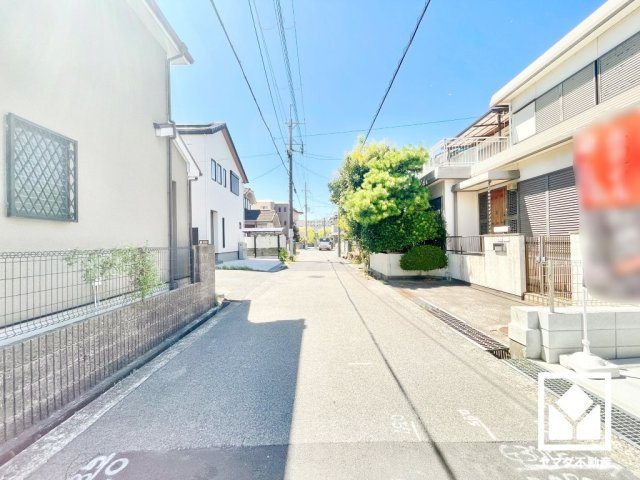 伊丹市藤ノ木１期の前面道路含む現地写真|3段階中最も高いレベルの耐震等級3を取得。災害復興拠点に求められる水準の耐震性を備えた住宅で、住まいの安心を支えます。