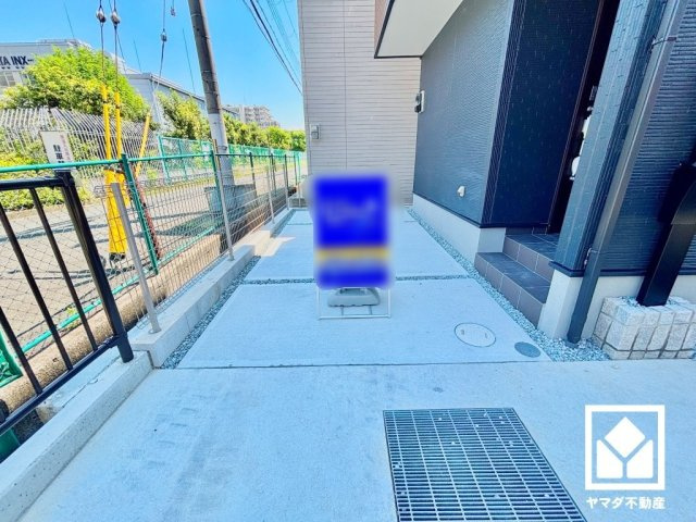 伊丹市藤ノ木１期の駐車場|駐車スペースを1台分確保。玄関のそばで荷物の上げ下ろしができるので便利です。重い荷物や雨の日の移動もスムーズで、快適なカーライフを実現。（建築中の写真です）