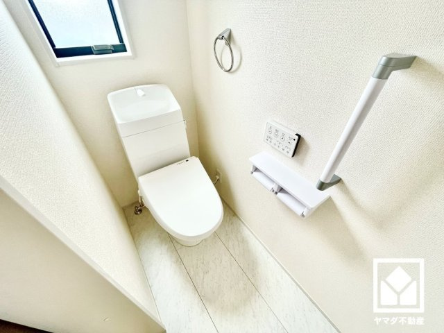 伊丹市藤ノ木１期のトイレ|明るく清潔感溢れるトイレです。1階・2階の2か所に設置されているので、朝の忙しい時間帯も混雑を避けやすい間取りです。温水洗浄便座付きで、季節を問わずいつでも温かい便座をお使いいただけます。
