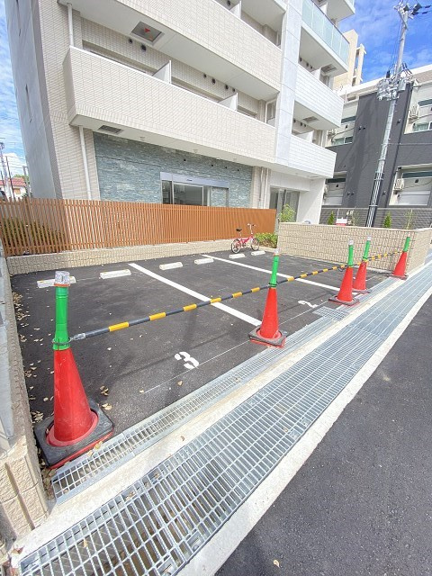尼崎市七松町１丁目の賃貸マンションの駐車場