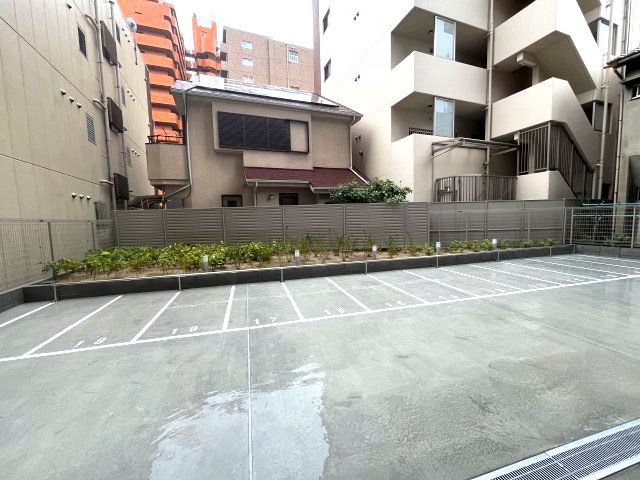 セレニテ新大阪エクラの駐車場