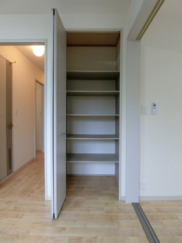 Logement de haut pon（ロジュムドオポー）の収納|イメージ101号室の写真（反転あり）
