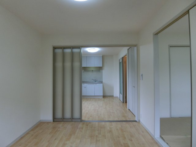Logement de haut pon（ロジュムドオポー）の居間・リビング|イメージ101号室の写真（反転あり）