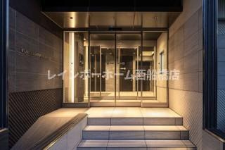 船橋市本町２丁目のアパートのエントランス