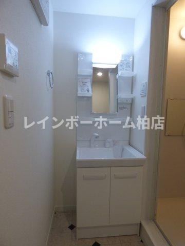 特典：仲介手数料が無料です!!の洗面所|明るい洗面所です