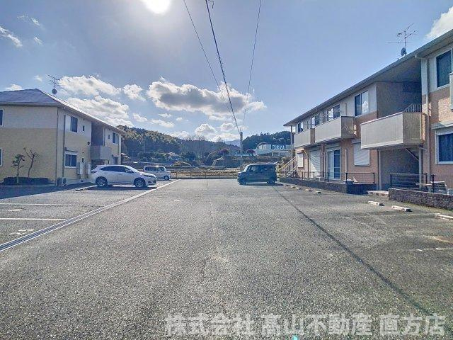 宮若市沼口のアパートの駐車場