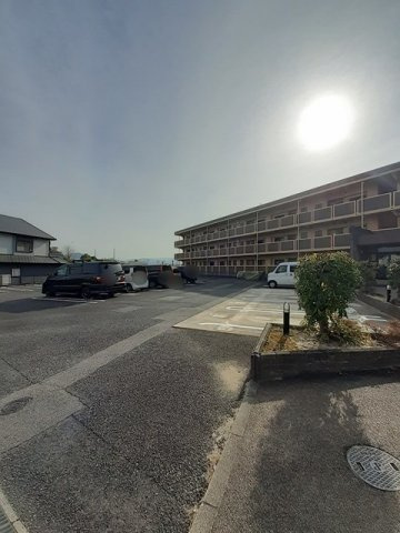 フォレストパレス五番館の駐車場