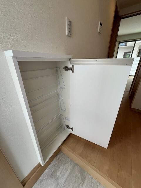 クレスタ鴨居の玄関