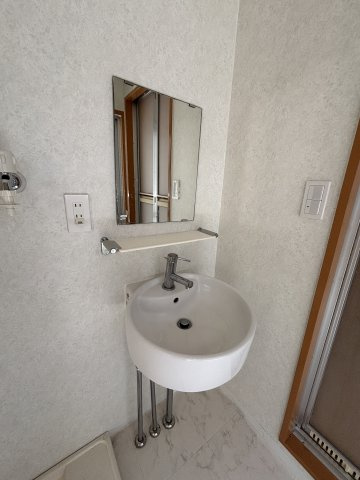 福岡市早良区城西１丁目の賃貸マンションの独立洗面台|独立洗面台、小物を置くことができて便利です