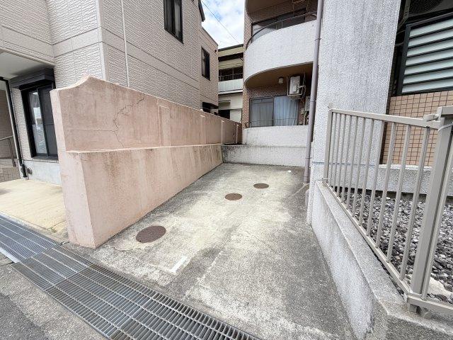 サンパレス２１六甲Ⅱの駐車場