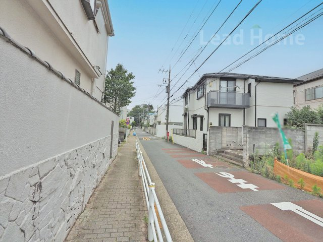 【前面道路含む現地写真】 | 大田区南千束1丁目 | 整備された歩道が完備されており安心して歩行できます！小さなお子様の通学や移動も安全な道路環境です！