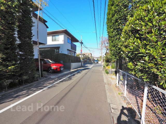 【前面道路含む現地写真】 | 大田区田園調布4丁目 | 日差しが心地よく注ぐ開放的な前面道路です！車通りが少なく小さなお子様がいるご家庭も安心です♪