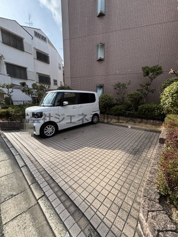 ラポール忍ヶ丘の駐車場
