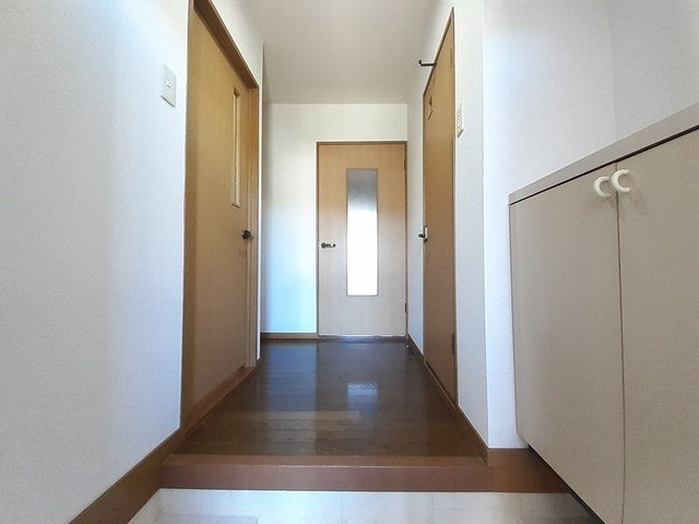 ニューマリッチイシカワ弐号館の玄関