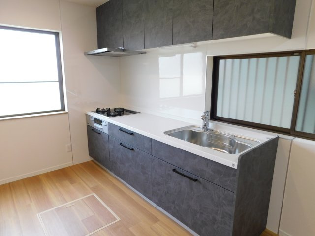 海部郡大治町大字堀之内字中切の中古一戸建のキッチン|◇キッチン◇　　キッチン新品交換　三口コンロ　吊戸棚　（２０２６年７月リフォーム済）
