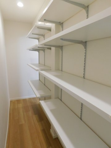海部郡大治町大字堀之内字中切の中古一戸建の収納|◇リビング収納◇　　掃除道具や季節物の収納、日用品のストックなどに利用できます♪　可動棚付き　（２０２６年７月リフォーム済）