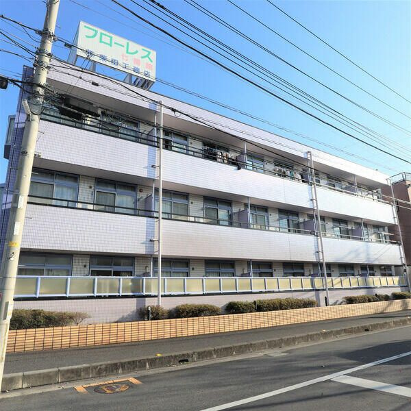 フローレス七番館のエントランス