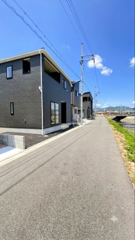 荻野西1丁目の前面道路含む現地写真