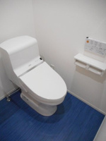 落ち着いた色調のトイレです