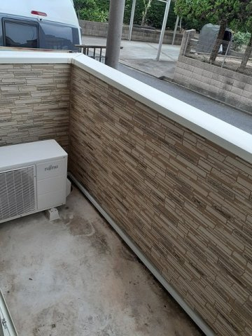 暖かな日差しのふりそそぐバルコニー