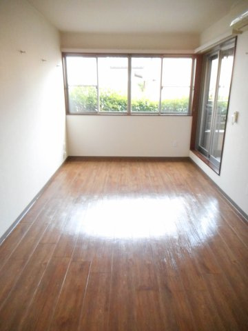 落ち着いた色調の洋室です