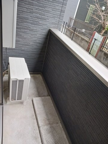 暖かな日差しのふりそそぐバルコニー