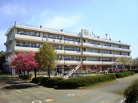 桶川市立日出谷小学校まで480m