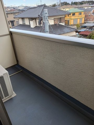 暖かな日差しのふりそそぐバルコニー