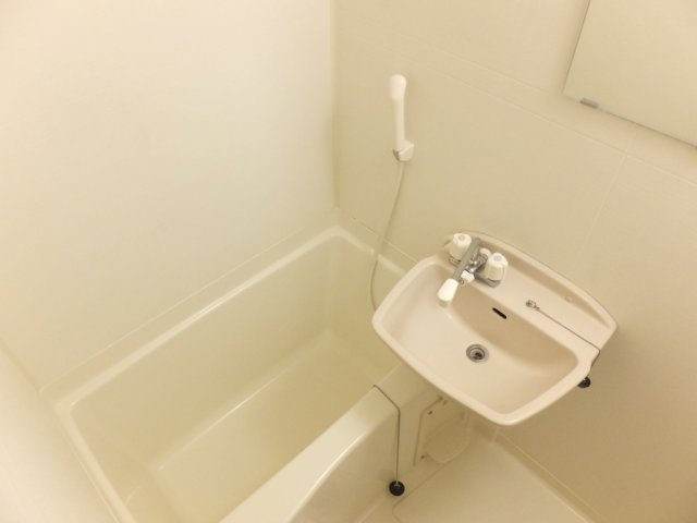 白を基調としたシンプルな浴室です。