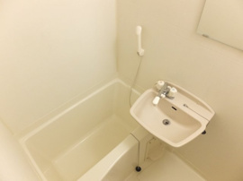 白を基調としたシンプルな浴室です。