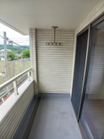 開放的で明るい空間を演出してくれるバルコニーです