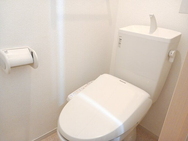 落ち着いた色調のトイレです
