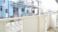 暖かな日差しのふりそそぐバルコニー