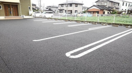 車をお持ちの方に嬉しい駐車場付きの物件です