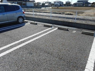 車をお持ちの方に嬉しい駐車場付きの物件です