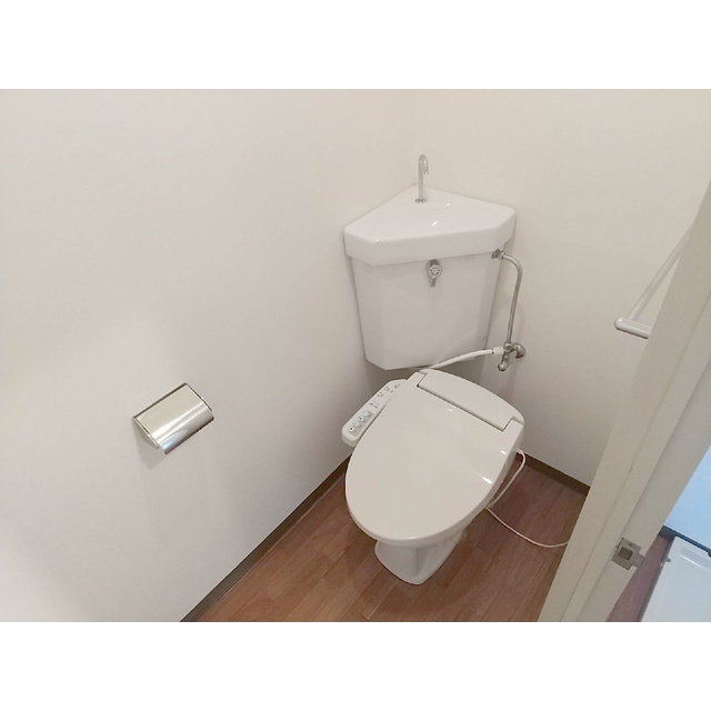 落ち着いた色調のトイレです