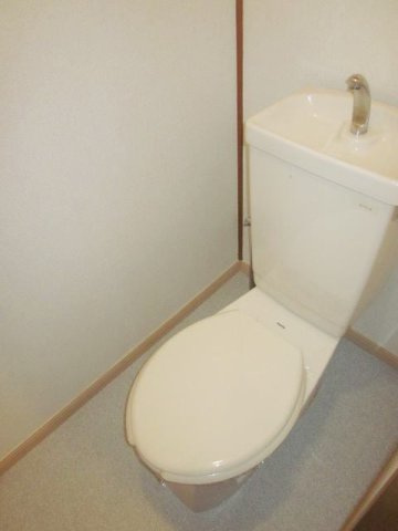 ゆったりとした空間のトイレです