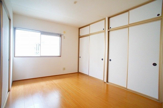 明るい色調の室内です
