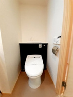 落ち着いた色調のトイレです