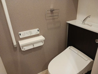落ち着いた色調のトイレです