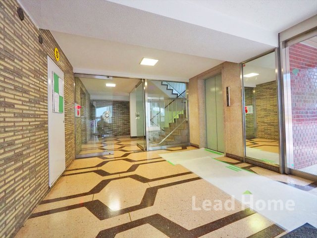 【エントランス】 | マンション雅叙苑４号棟 | フラットな設計で出入りがスムーズな玄関ホール！見通しが良く夜間の帰宅時も安心して通行できますね！