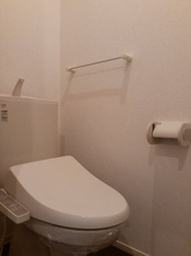 落ち着いた色調のトイレです