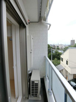 暖かな日差しのふりそそぐバルコニー